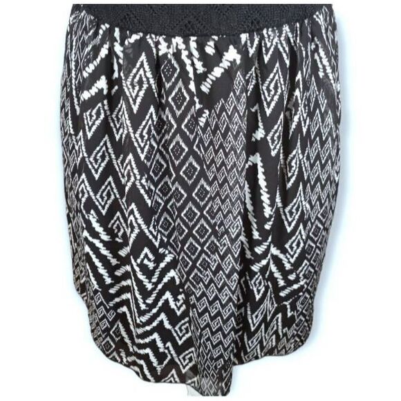TRIXXI BLACK CROCHET & BLACK & WHITE CHEVERON PRINT DRESS SZ.L EUC. - Picture 3 of 7